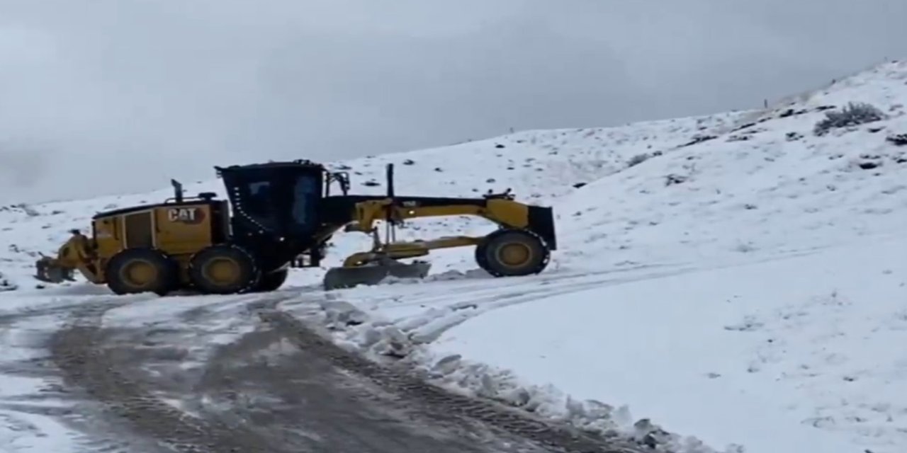 Elazığ’da karla mücadele: Gökdere grup yolu ulaşıma açıldı