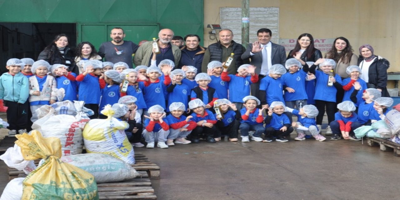 Manisa'da ana sınıfı öğrencileri, okul bahçesinde zeytin toplayıp yağa dönüştürdü