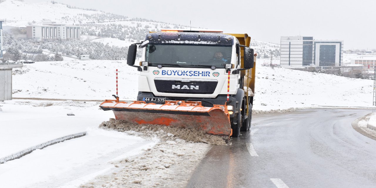 Malatya'da kar yağışı ile birlikte ekipler harekete geçti