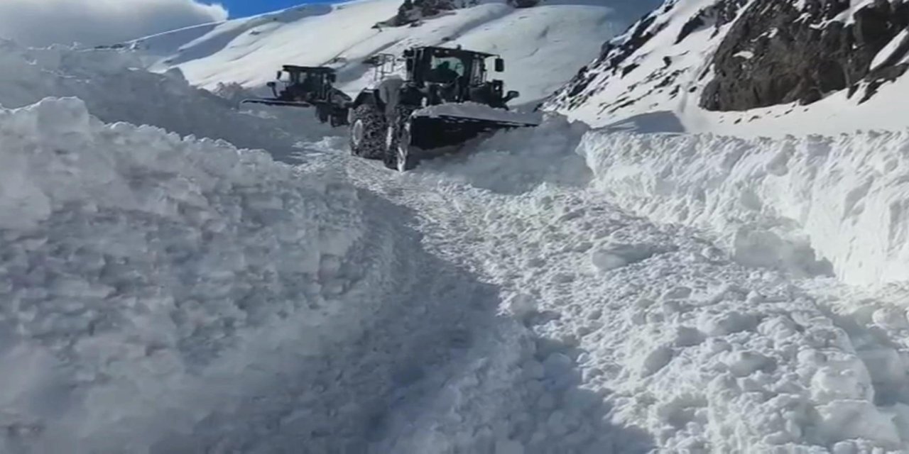 Şırnak'ta kar yağışı nedeniyle 12 köy yolu ulaşıma kapandı