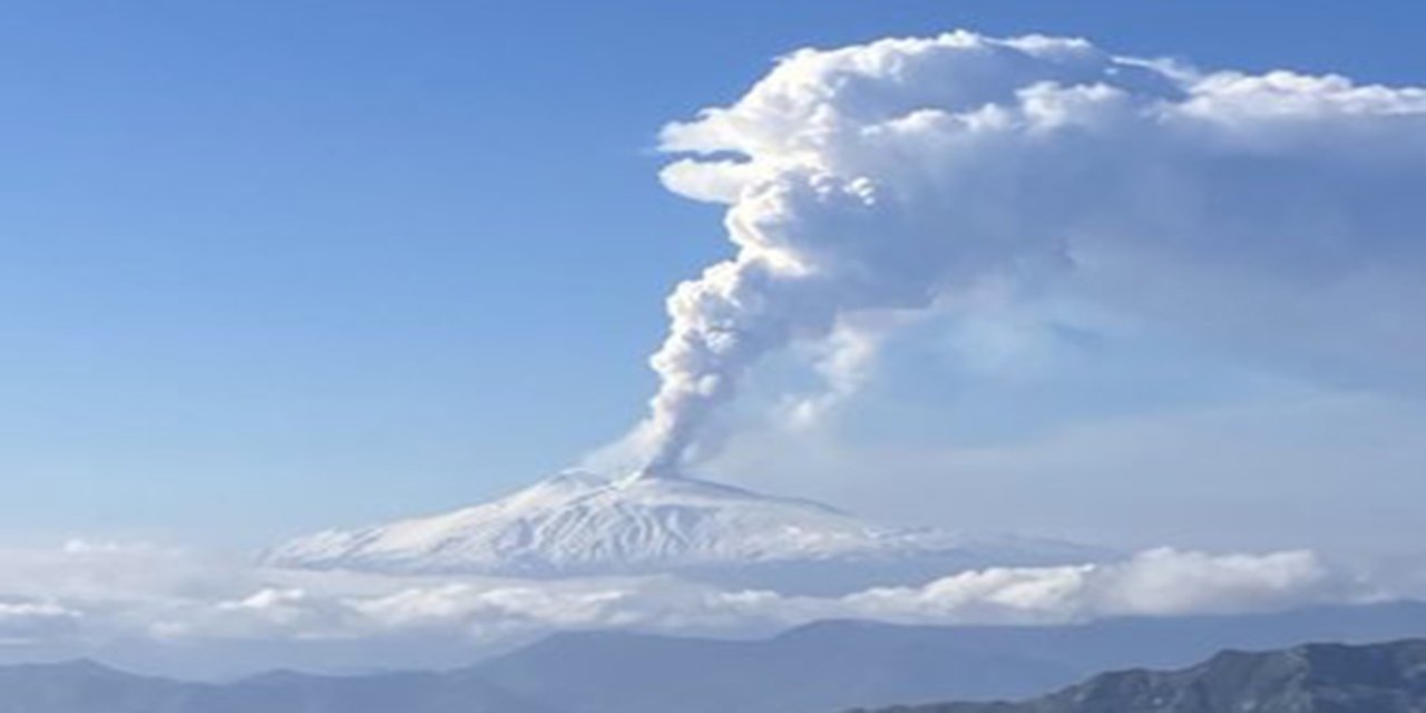 Avrupa'nın en aktif yanardağı Etna yeniden faaliyete geçti