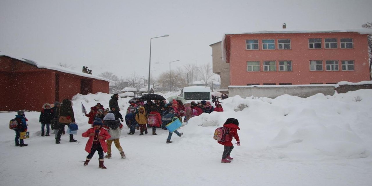 Ağrı'da kar yağışı nedeniyle il genelinde eğitime 1 gün ara verildi