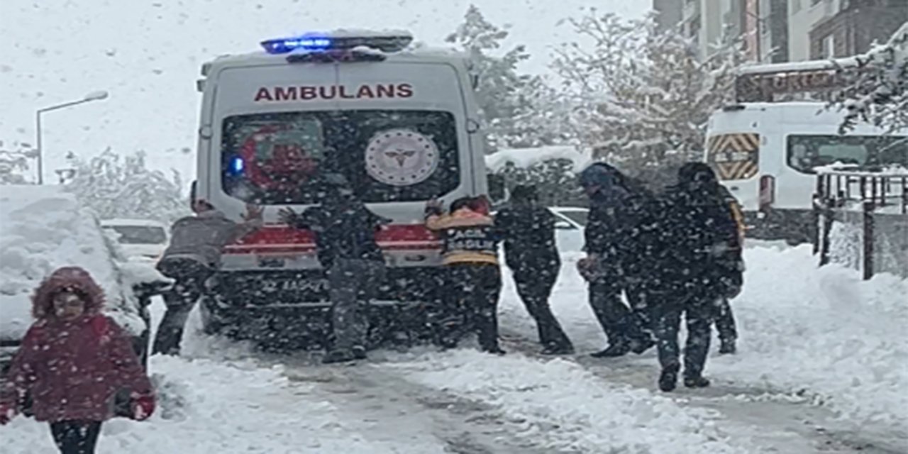 Batman'da ambulans yokuşta mahsur kaldı