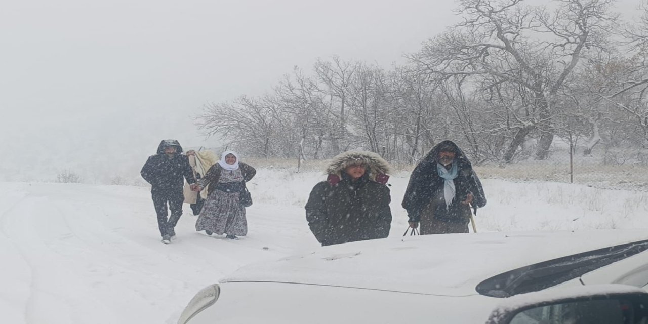 Siirt’te hasta vatandaş, ambulans ve mahsur kalan araçlar kurtarıldı