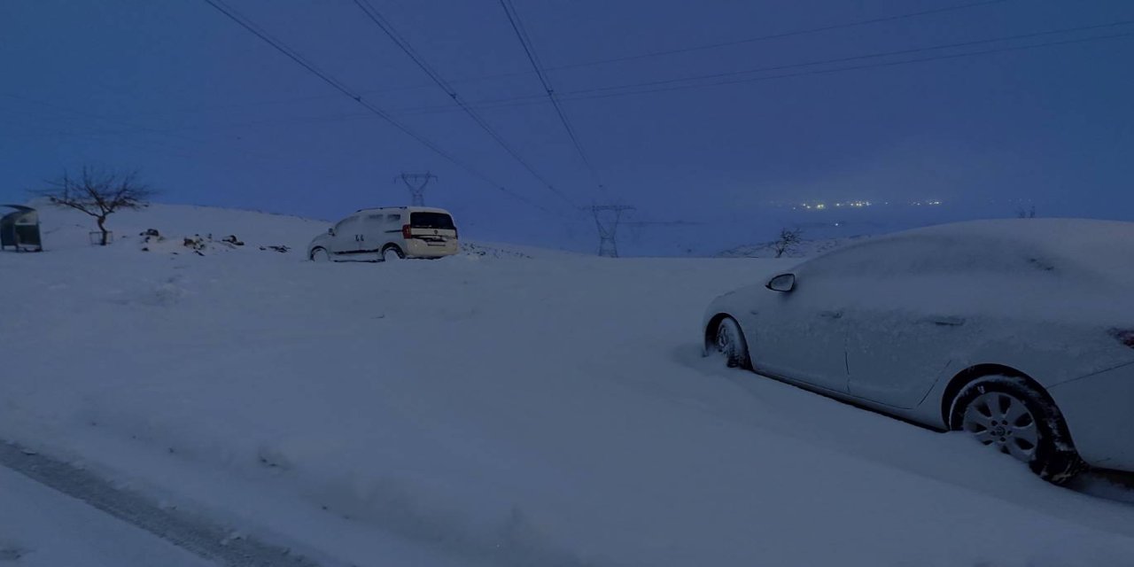 Güçlükonak'ta kar yolları kapattı, sürücüler köylere sığındı