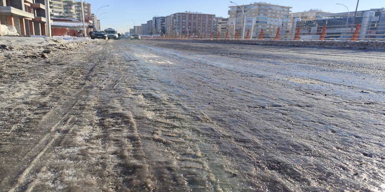 Diyarbakır'da yollar buz pistine döndü