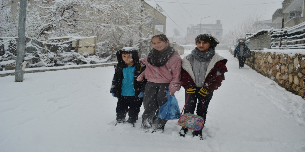 Siirt’te yoğun kar yağışı nedeniyle eğitime 1 gün ara verildi