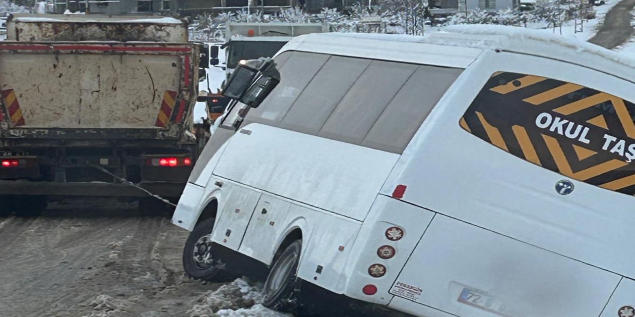 Batman'da kar nedeniyle mahsur kalan okul servisi kurtarıldı
