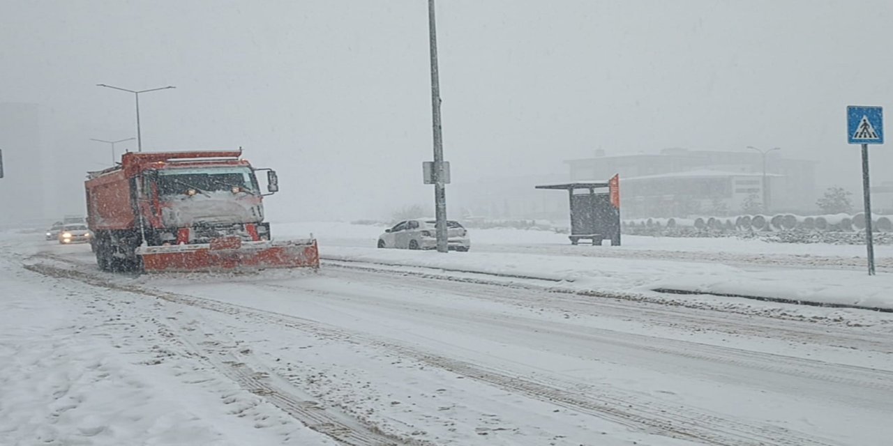 Gaziantep'te gece başlayan kar yağışı devam ediyor