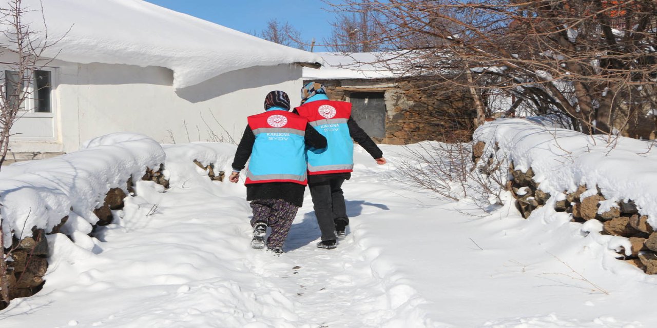Karlıova’da zor kış şartlarında 200 hanenin temizliği yapılıyor