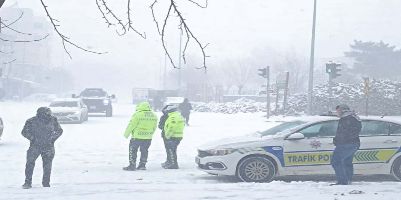 Kar etkisini sürdürüyor: Ulaşımda aksamalar