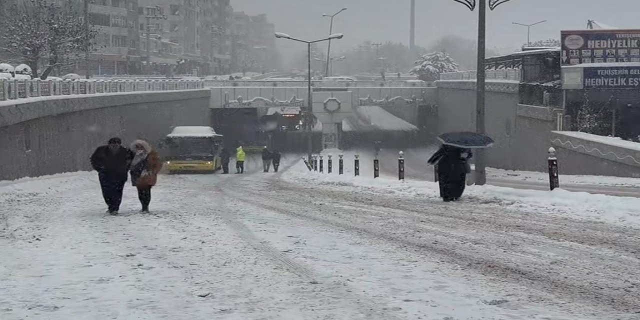 Rampayı aşamayan belediye otobüsleri vatandaşları yol ortasında indirdi