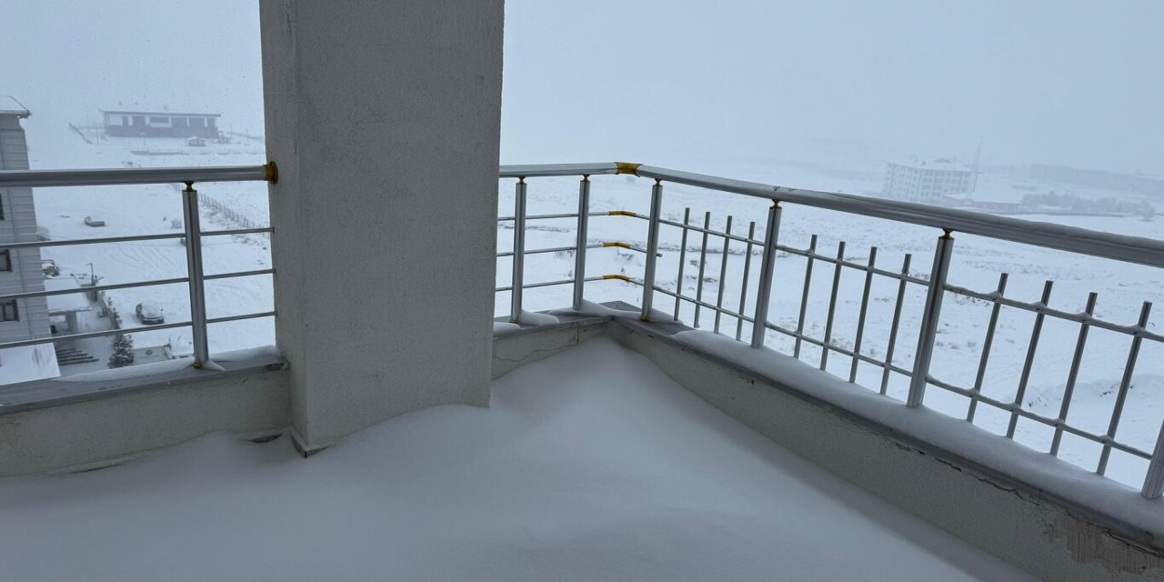 Sivas’ta yoğun kar etkili oldu: Balkonlar dahi beyaza büründü