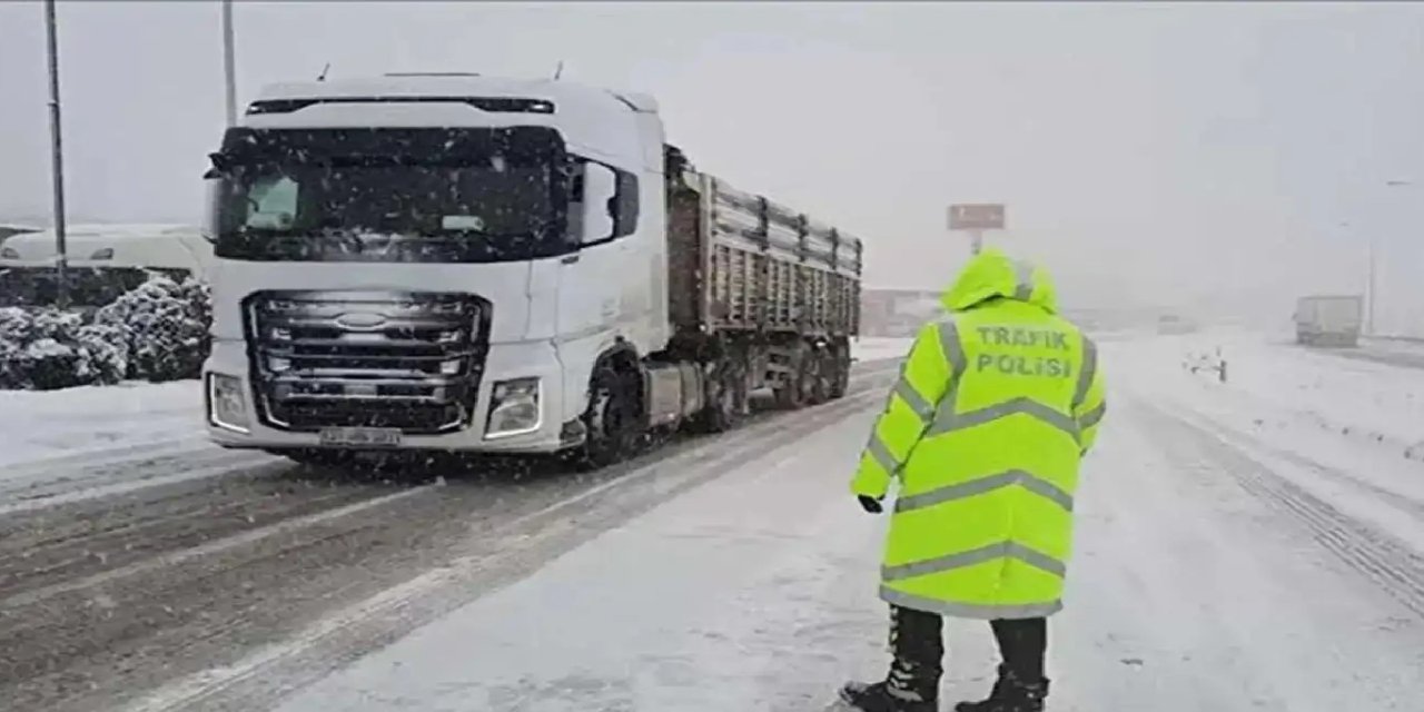 Mardin’de ağır tonajlı araçlara kar engeli