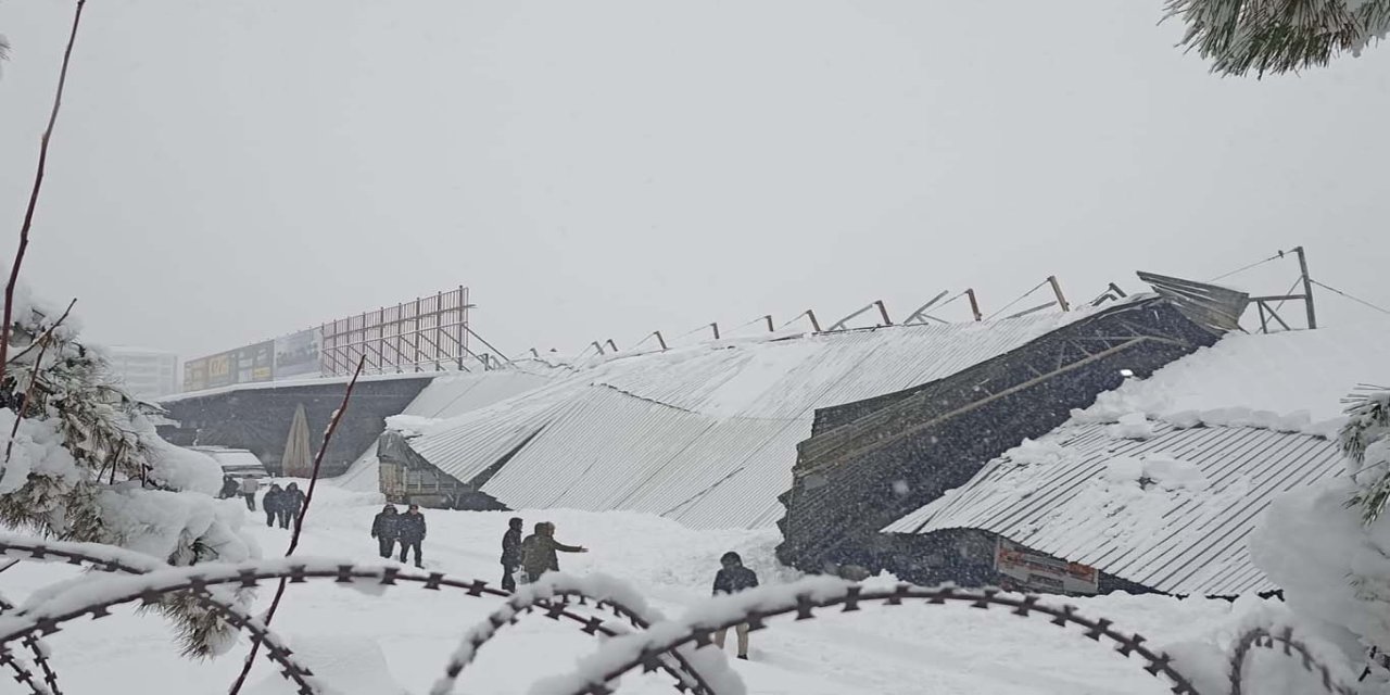 Diyarbakır'da yoğun kar etkili oldu: Çatılar araçların üzerine çöktü
