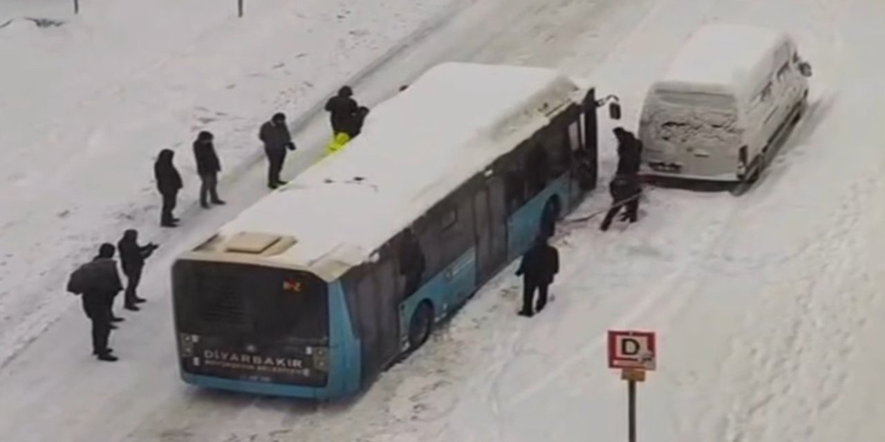 Araçlar yolda kaldı, yolcular iteleyerek müdahale etti