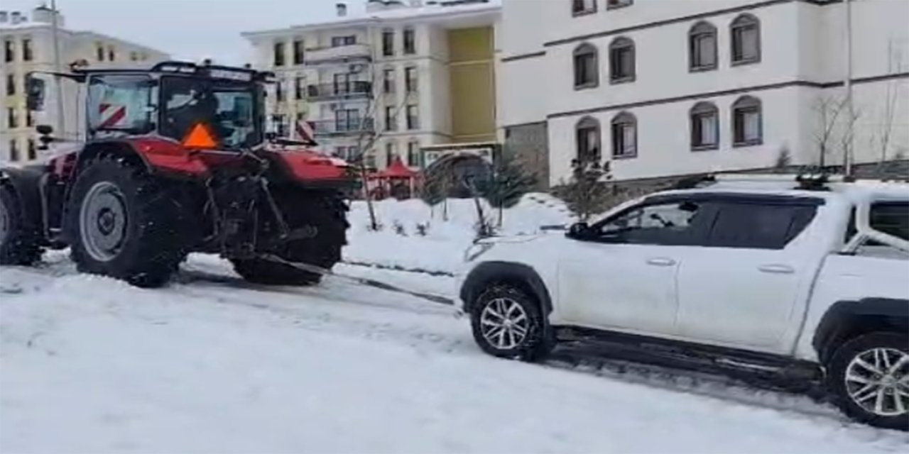 Batman'da karda mahsur kalan araçlara traktörlü kurtarma