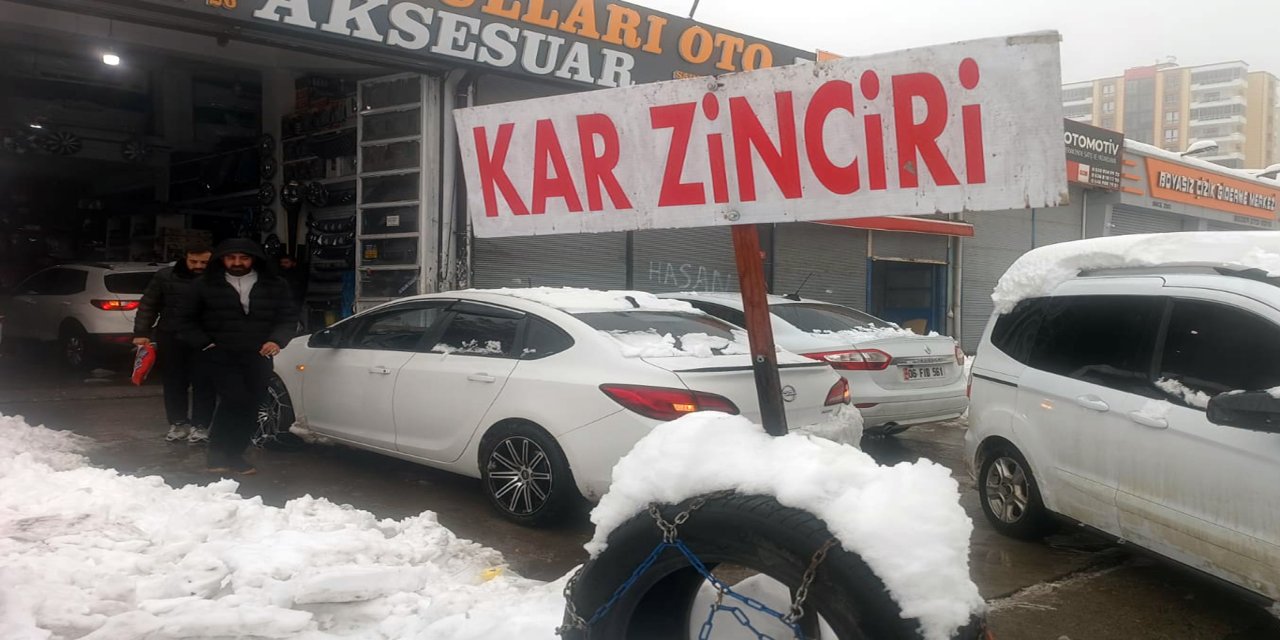 Yoğun kar yağışı sonrası lastikçilerde zincir kuyruğu oluştu