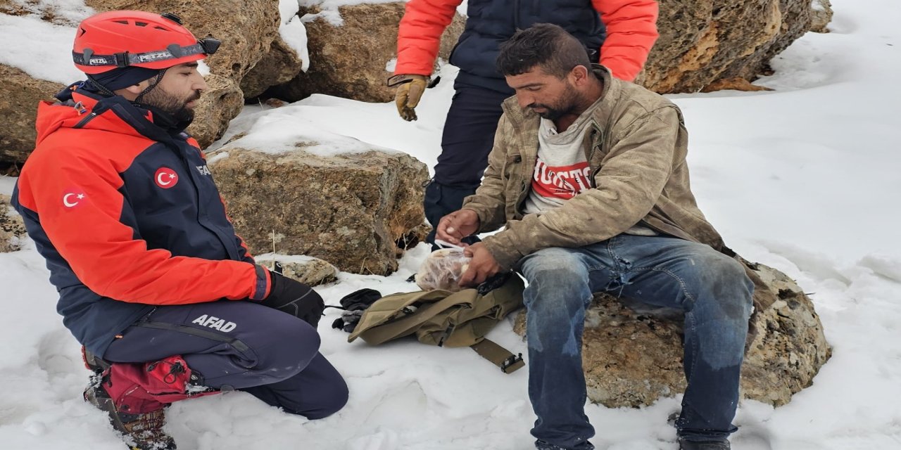 Mardin'de karda mahsur kalan çoban kurtarıldı