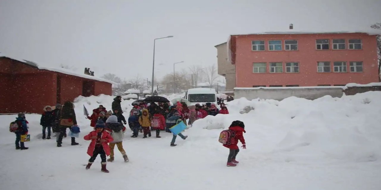 Siirt’te yoğun kar nedeniyle eğitime 1 gün ara verildi