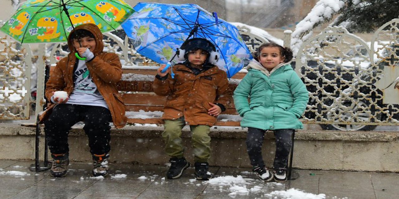 Hakkâri’de eğitime bir gün ara