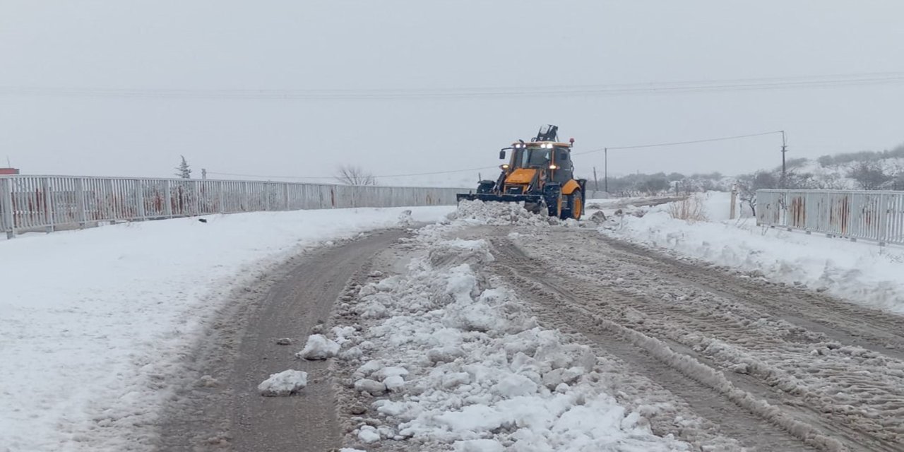 Gaziantep’te karla kaplı kırsal mahalle yollarında çalışmalar devam ediyor
