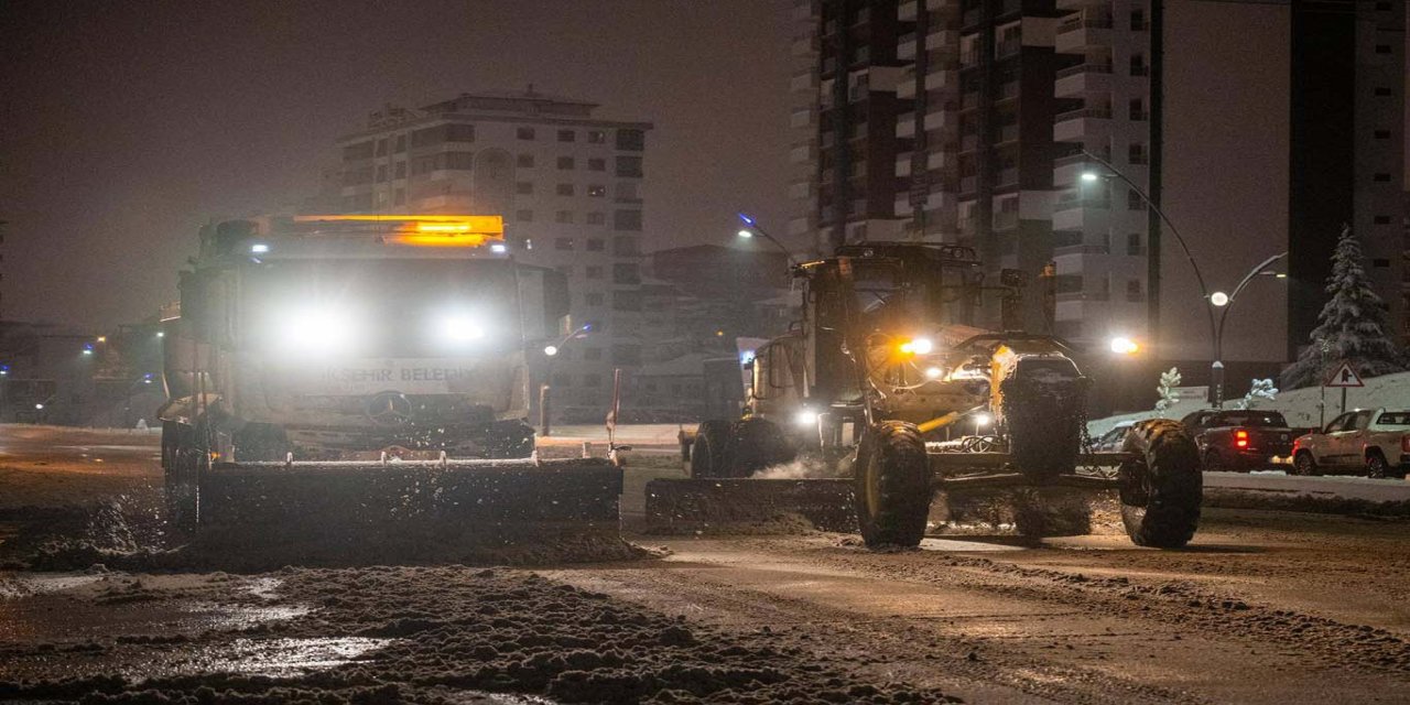 Malatya'da açılan yollar, yoğun kar yağışı nedeniyle tekrar kapanıyor