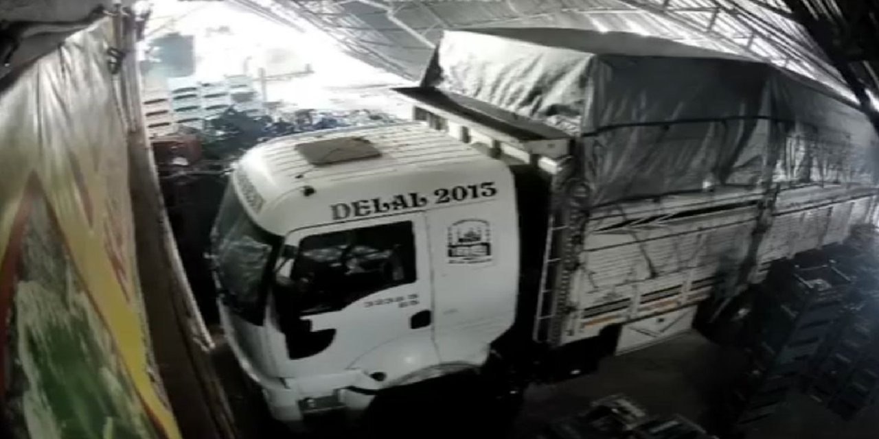 Yenihal’de çatının çökme anı güvenlik kameralarına yansıdı