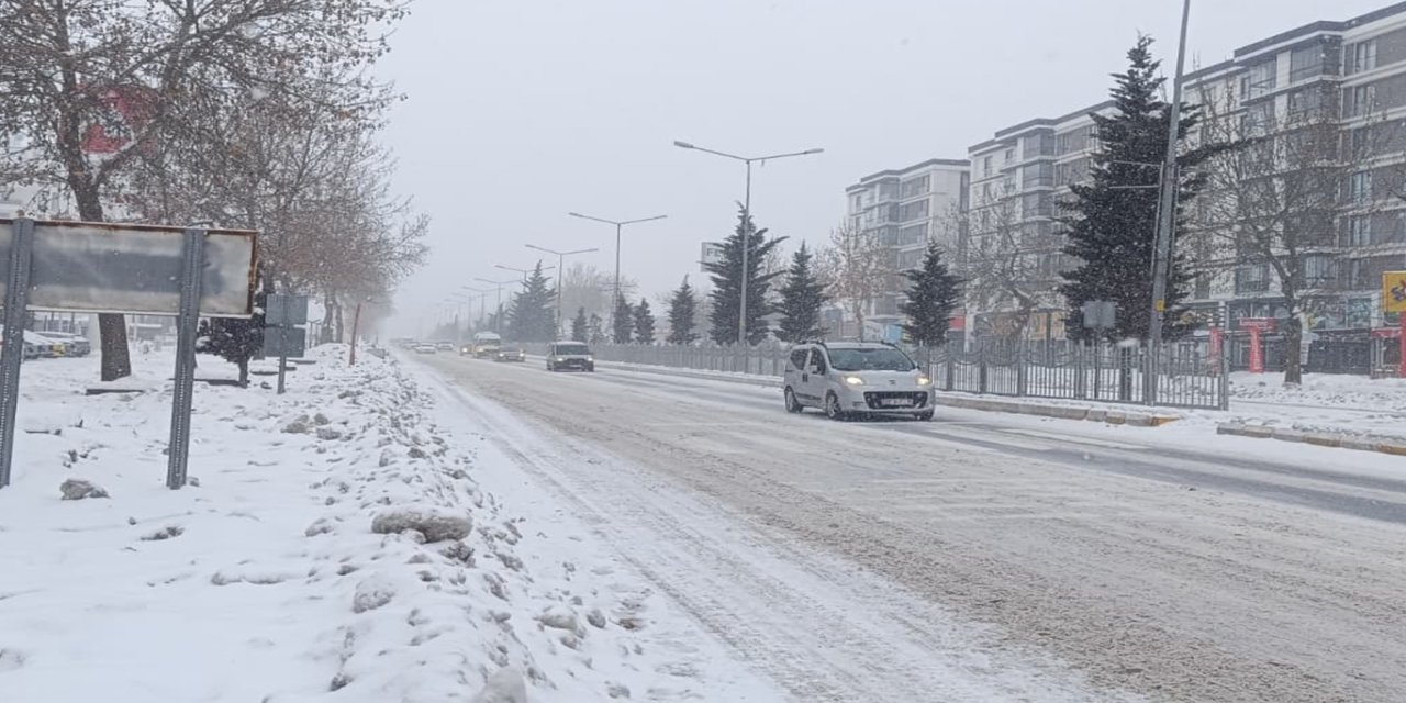 Van’da kar yağışı yeniden şiddetlendi: 625 yerleşim yerinin yolu kapandı