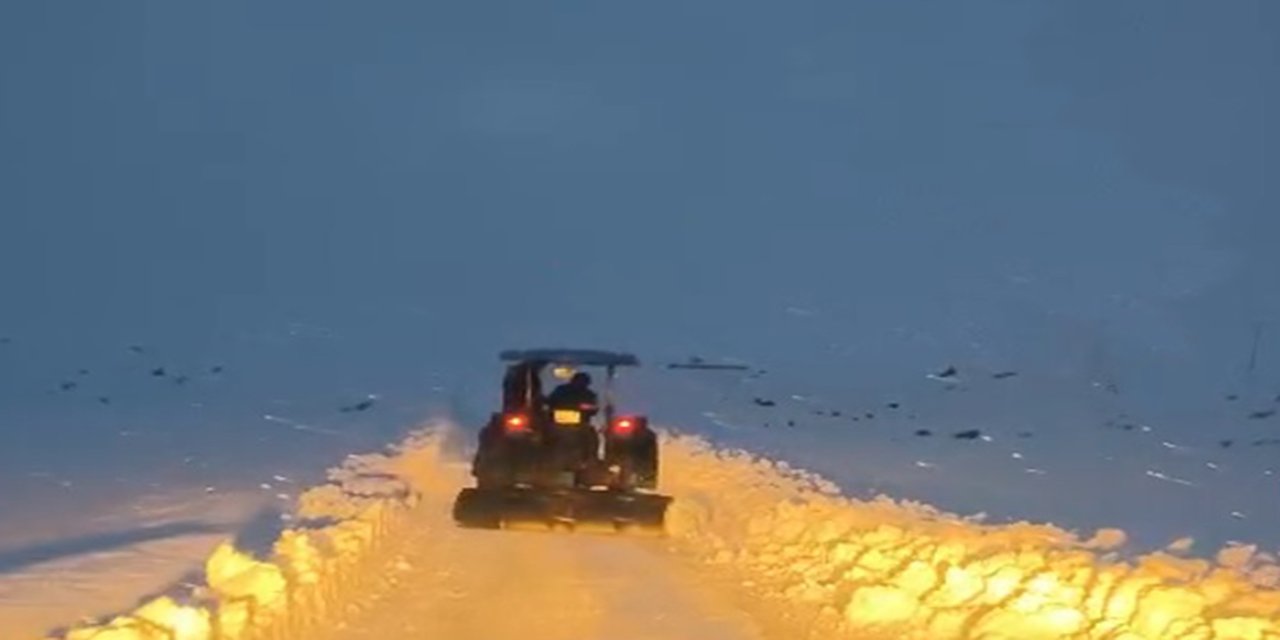 Belediyenin uğramadığı mahallenin sakinleri yollarını yine kendileri açtı