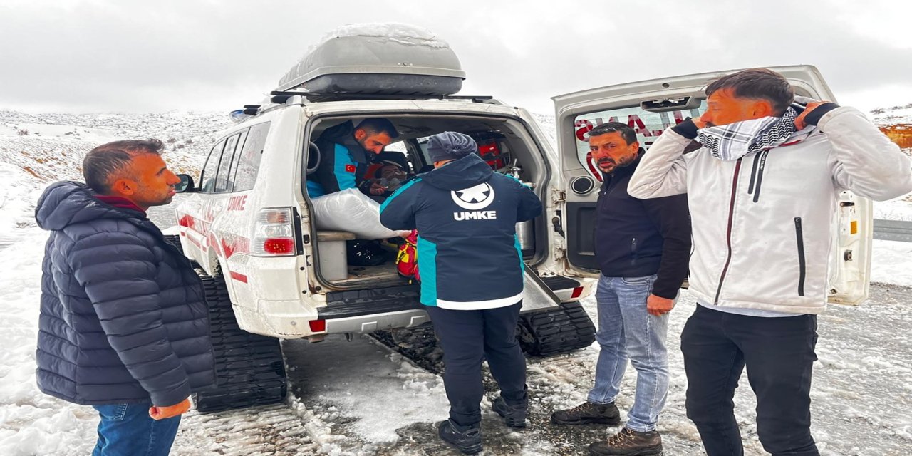 Siirt'te merkeze bağlı 14 köy yolu açıldı, hasta vatandaş hastaneye ulaştırıldı