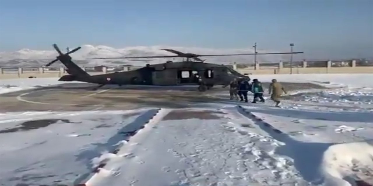 Karla kaplı köyde jandarma helikopteriyle hasta tahliyesi