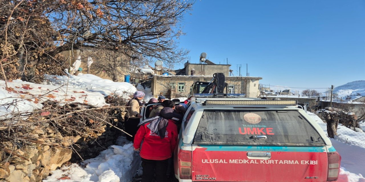 Siirt’te yoğun kar yağışı sonrası köy yolları açıldı, hastalar sağlık ekiplerine ulaştırıldı