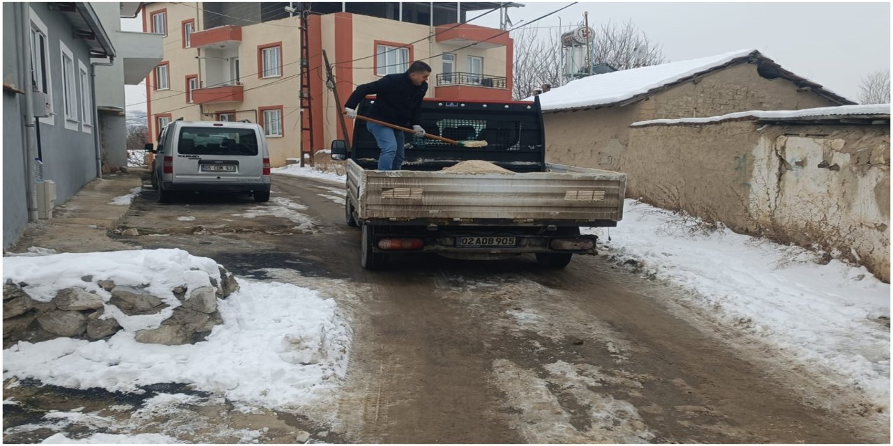 Battalgazi Belediyesi'nin buzlanmaya karşı tuzlama çalışması sürüyor