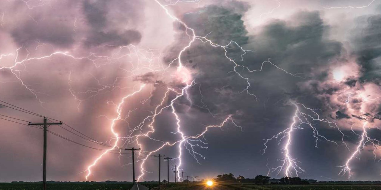 Güney Afrika'da düyen yıldırım yıldırım nedeenyle 2 ölü, 150 yaralı