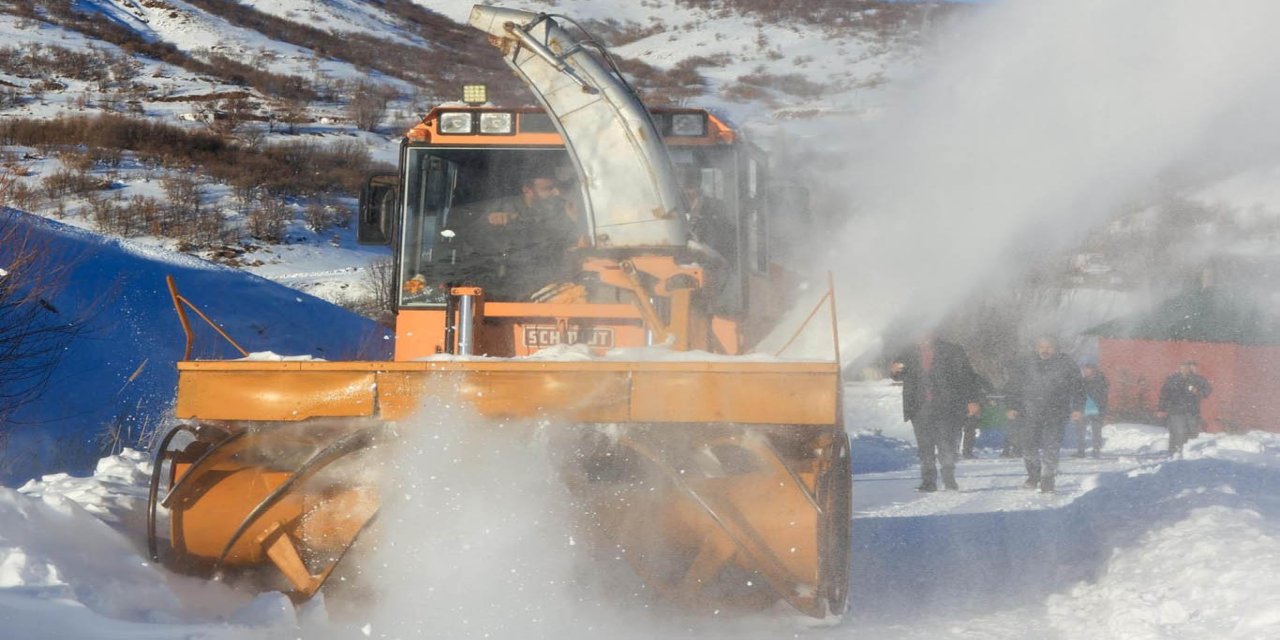 Bingöl’ün ilçelerinde karla mücadele devam ediyor