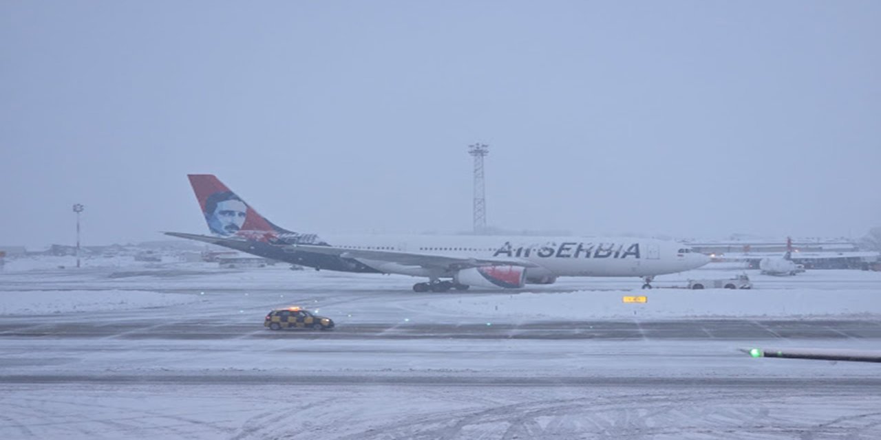 Sırbistan'da kar yağışı sonrası uçak seferleri iptal edildi