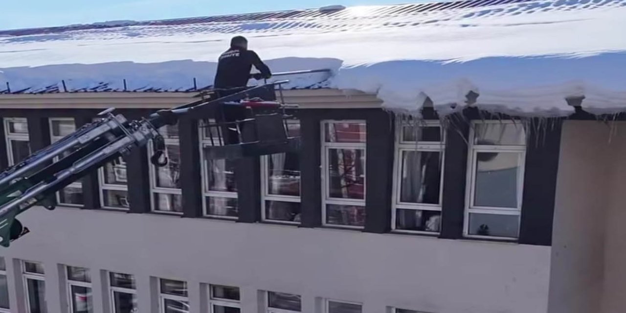 Bingöl’de itfaiye ekipleri tehlike oluşturan buzları temizliyor