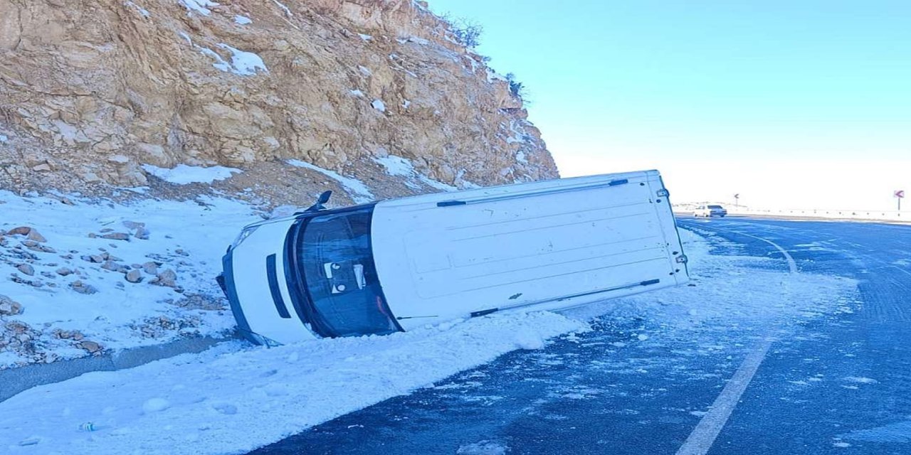 Siirt–Eruh yolunda buzlanma kazaya neden oldu