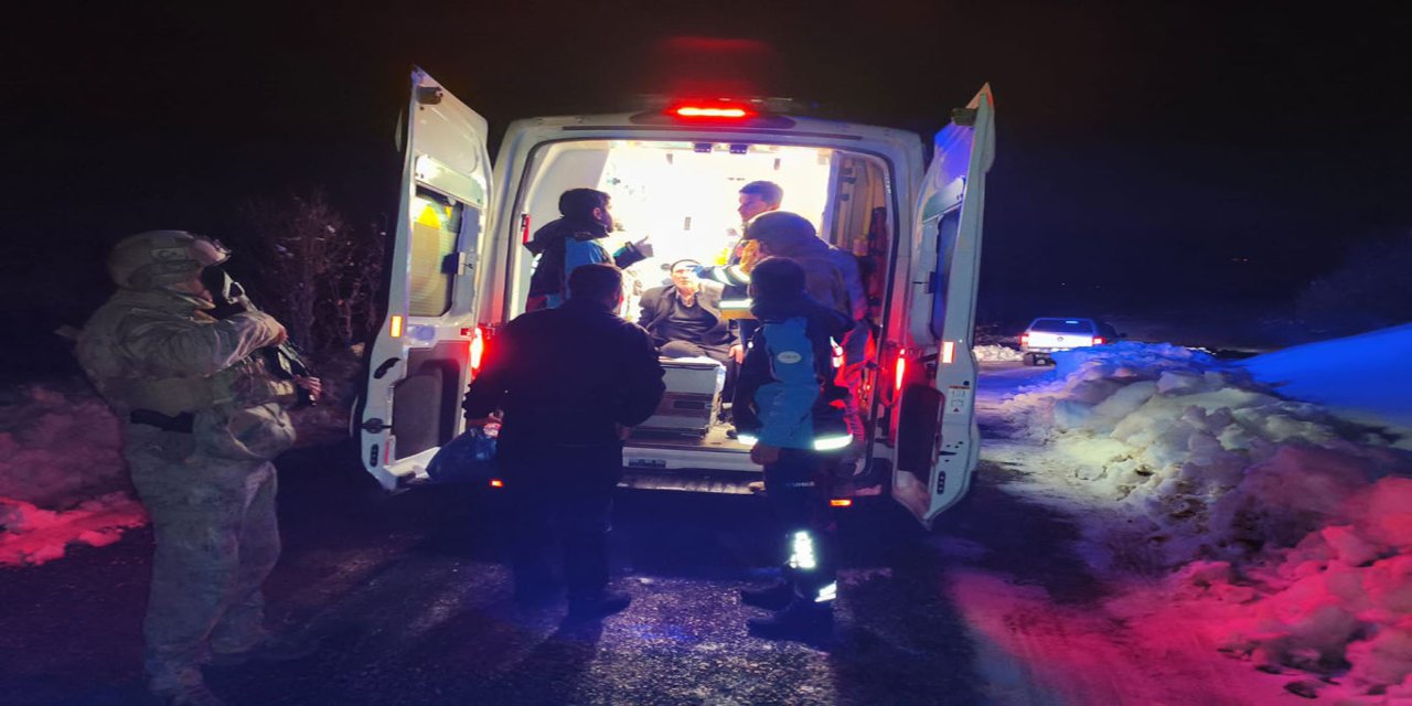 Karla kaplı mahallede hastaya ulaşmak için yoğun mesai harcandı