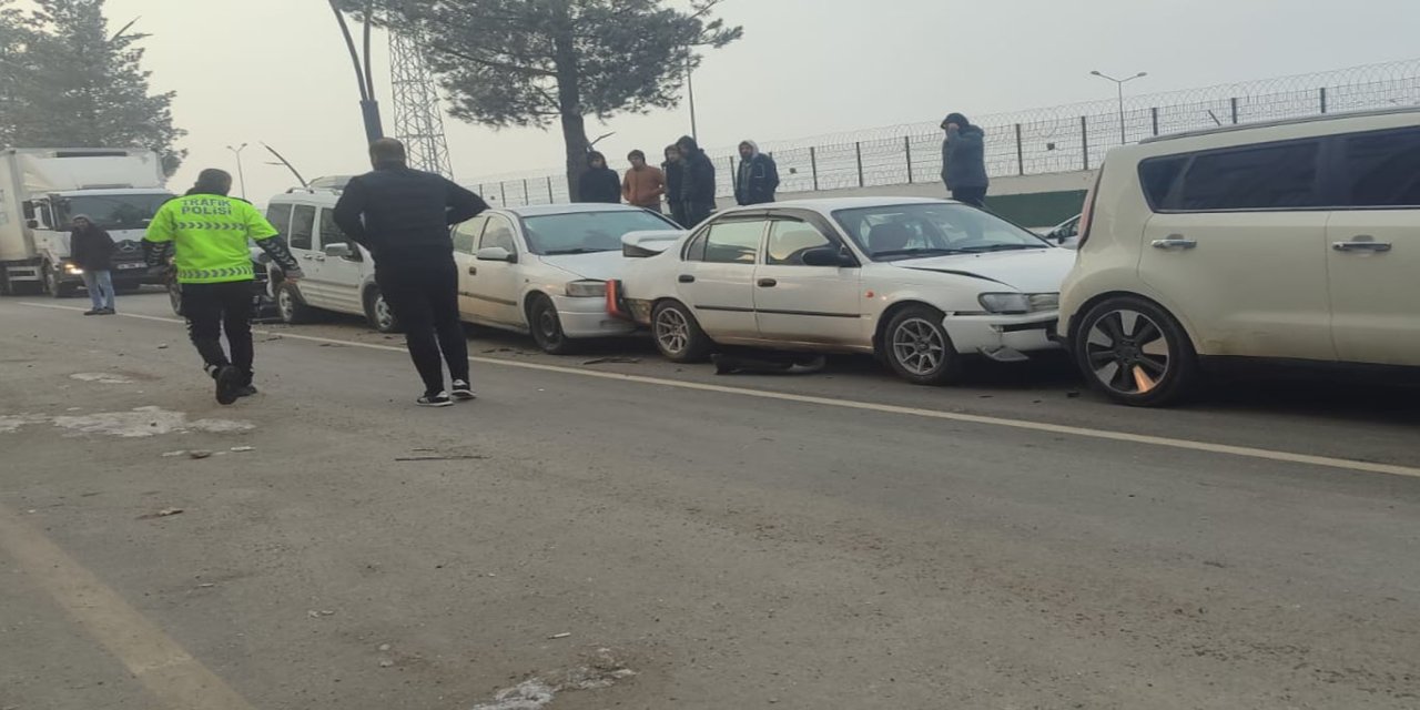 Batman'da 5 otomobil zincirleme kazaya karıştı