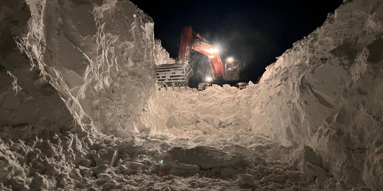 Şırnak'ta çığdan kapanan köy yolları için çalışma devam ediyor