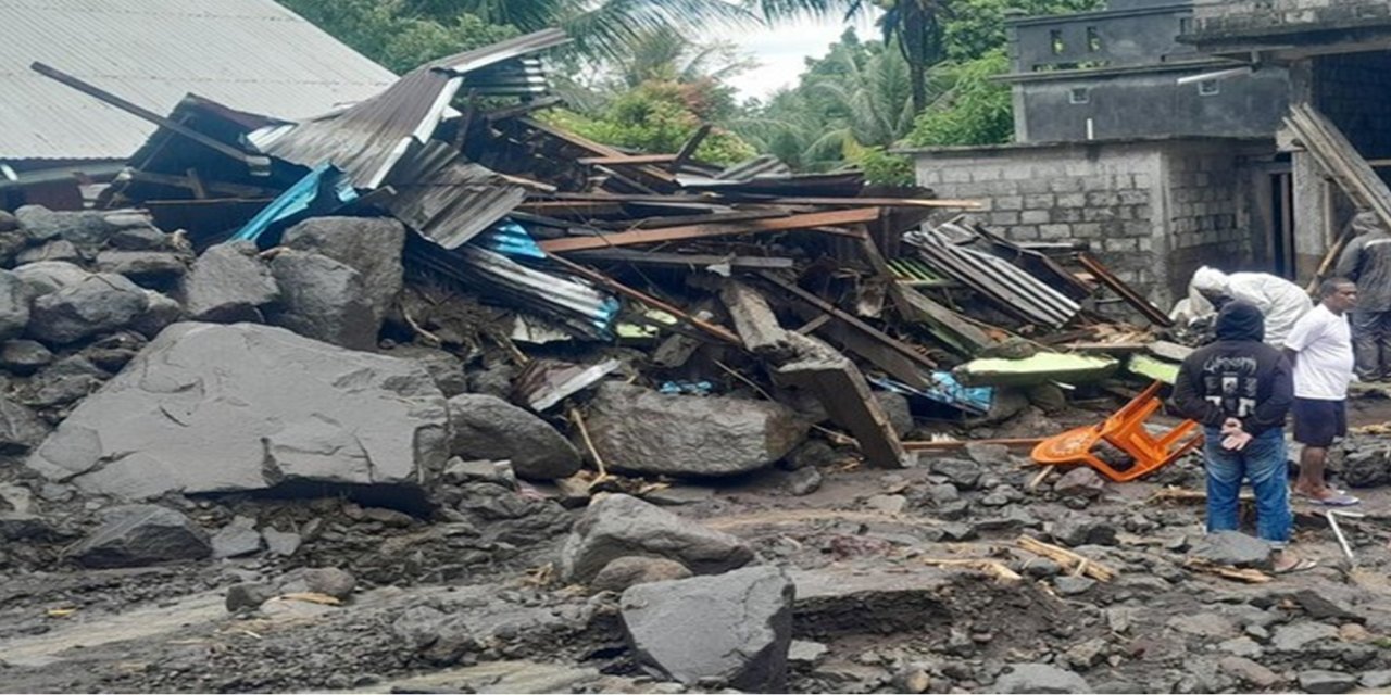 Endonezya'nın doğusunda meydana gelen ani sellerde ölü sayısı 16'ya yükseldi