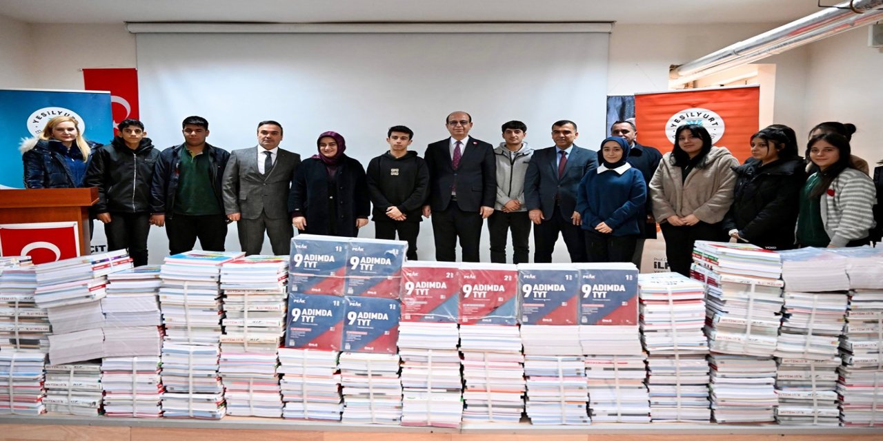 Yeşilyurt Belediyesi'nden öğrencilere TYT-AYT kaynak kitap desteği