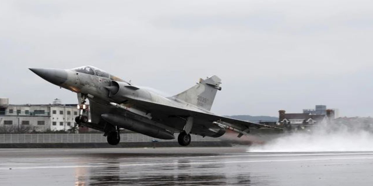Tayvan'da F-16 savaş uçağı düştü