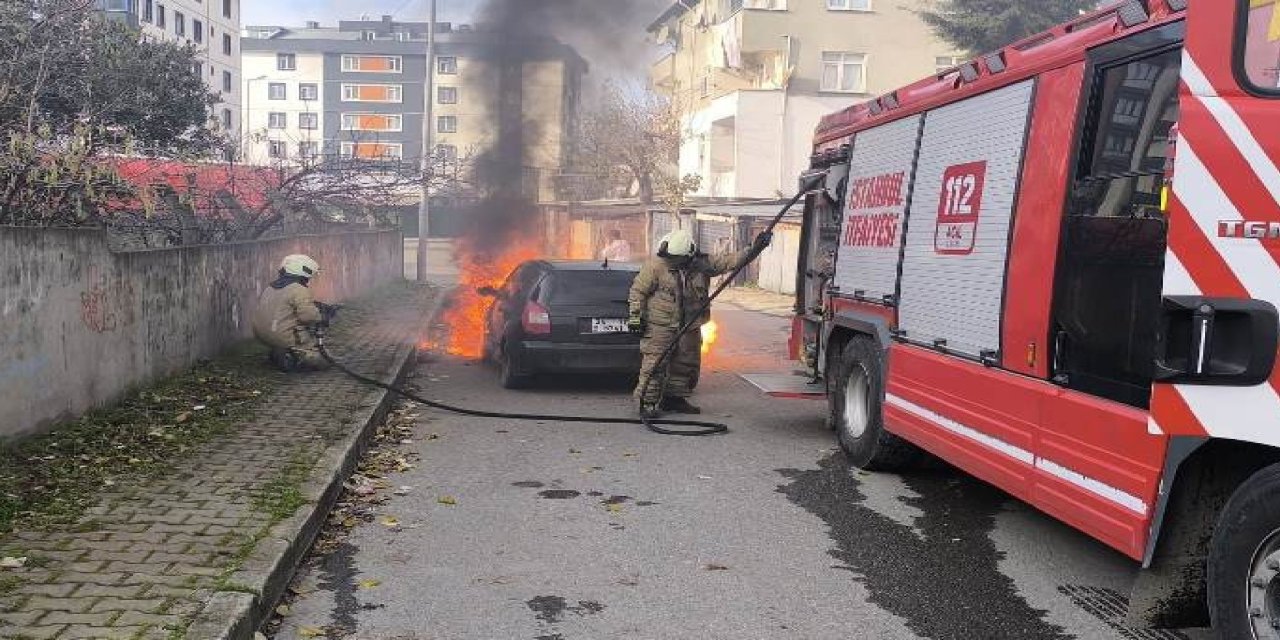 Sultanbeyli’de park halindeki araçta yangın çıktı