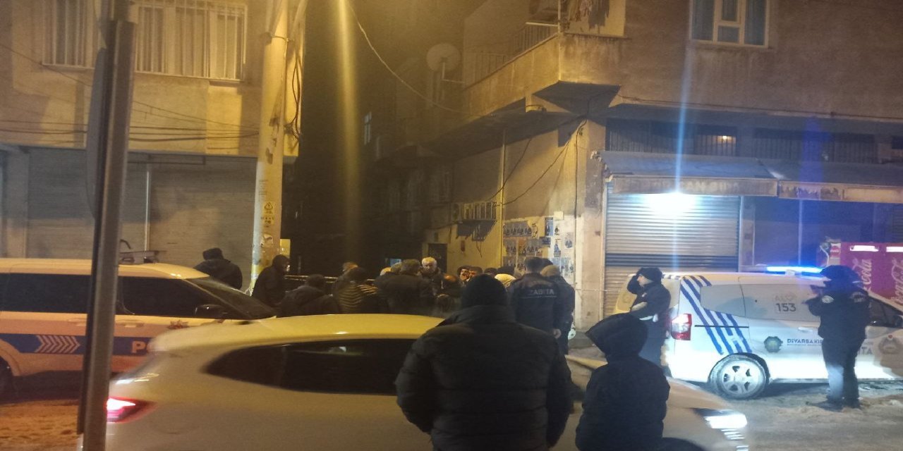 Diyarbakır’da kolonunda hasar tespit edilen bitişik binalar boşatıldı