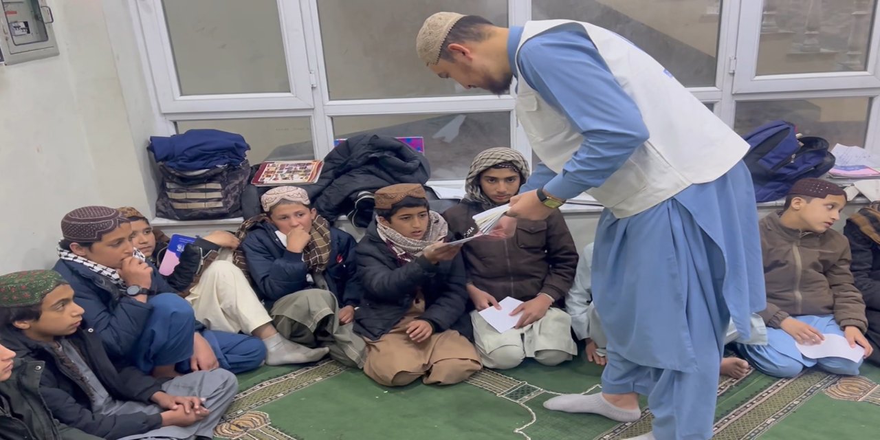 Yetimler Vakfı Afganistan'da yetim çocuklara yetim aylığı dağıttı