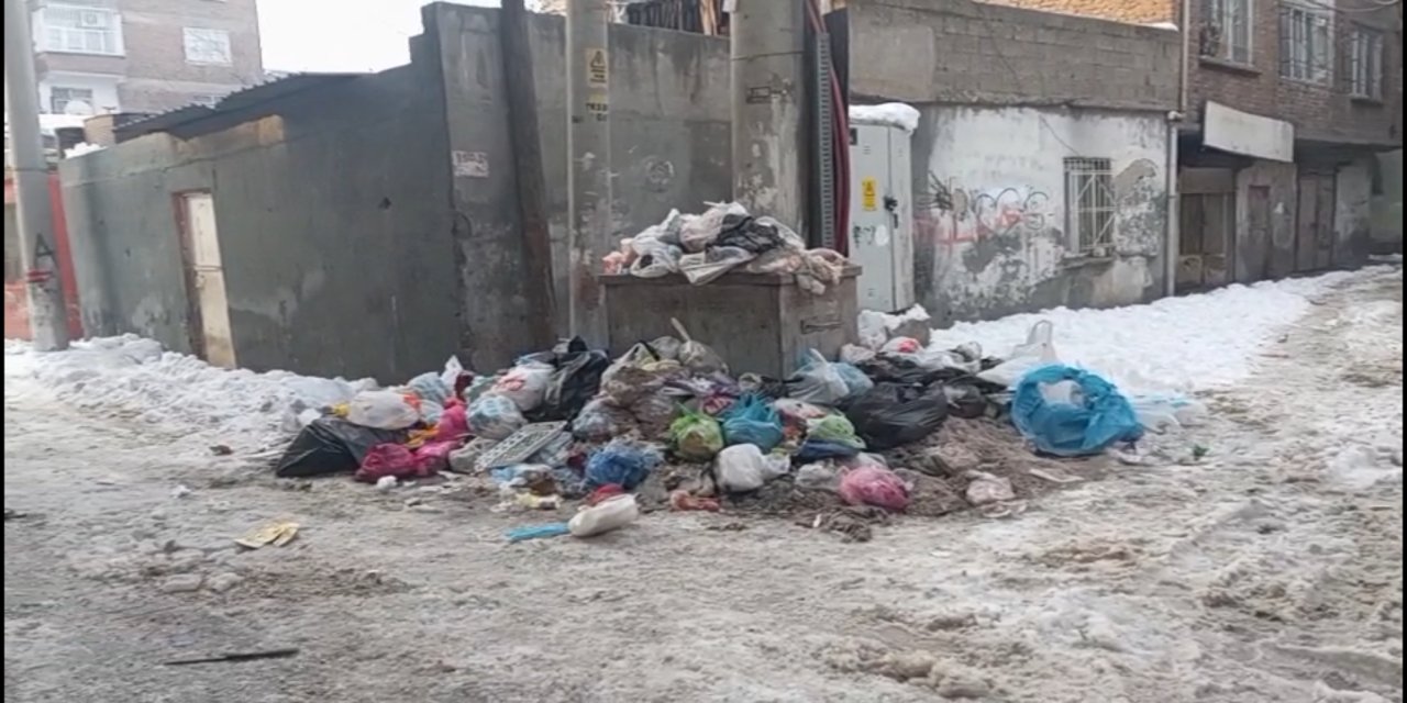 Diyarbakır'da toplanmayan çöpler sokaklara yayıldı