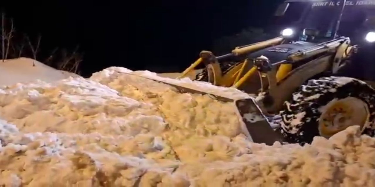 Köy yolu açıldı, 90 yaşındaki hasta hastaneye ulaştırıldı